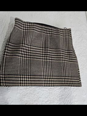H&M Black and Cream Houndstooth Mini Skirt